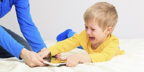 Tiếp xúc điện thoại, iPad sớm sẽ ảnh hưởng khả năng ngôn ngữ của trẻ